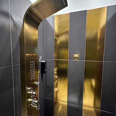 Darkhouse Versace Gold วูดช์ ภายนอก รูปภาพ