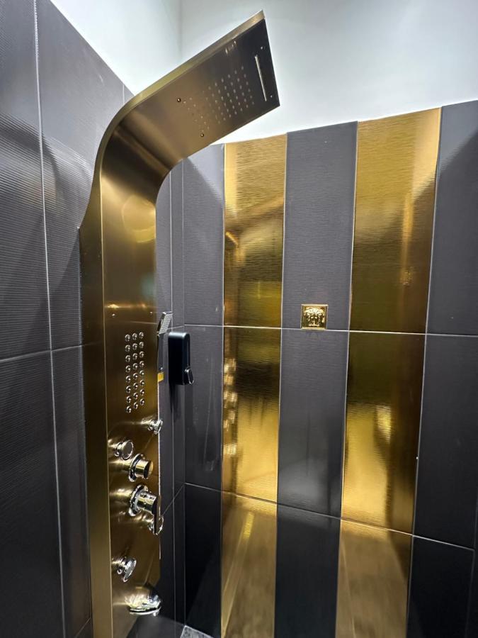 Darkhouse Versace Gold วูดช์ ภายนอก รูปภาพ